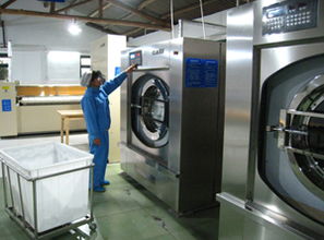 正在工作中的川岛洗涤设备 泰山XGP工业洗衣机 全自动洗衣机