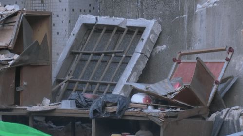 惊险 澄海一老旧房屋修缮时突然坍塌,86岁老人被埋